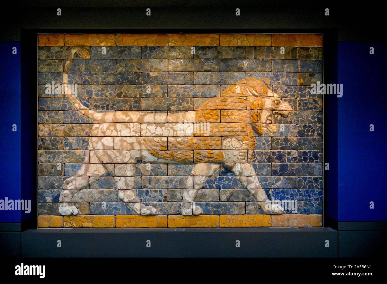 Lion aus Fliesen, ursprünglich König Nebukadnezars II palace Thronsaal, antike Stadt Babylon, das British Museum, London, England, UK. Auf Darlehen Stockfoto