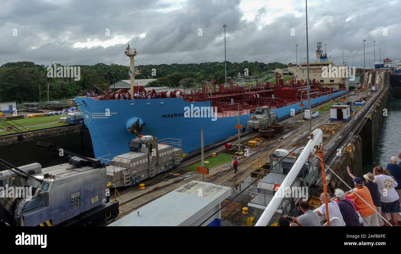 Panama - 11/6/19: ein Kreuzfahrtschiff mit den Passagieren auf dem Bug eines Schiffes beobachten, die durch die Schleusen des Panamakanals. Stockfoto