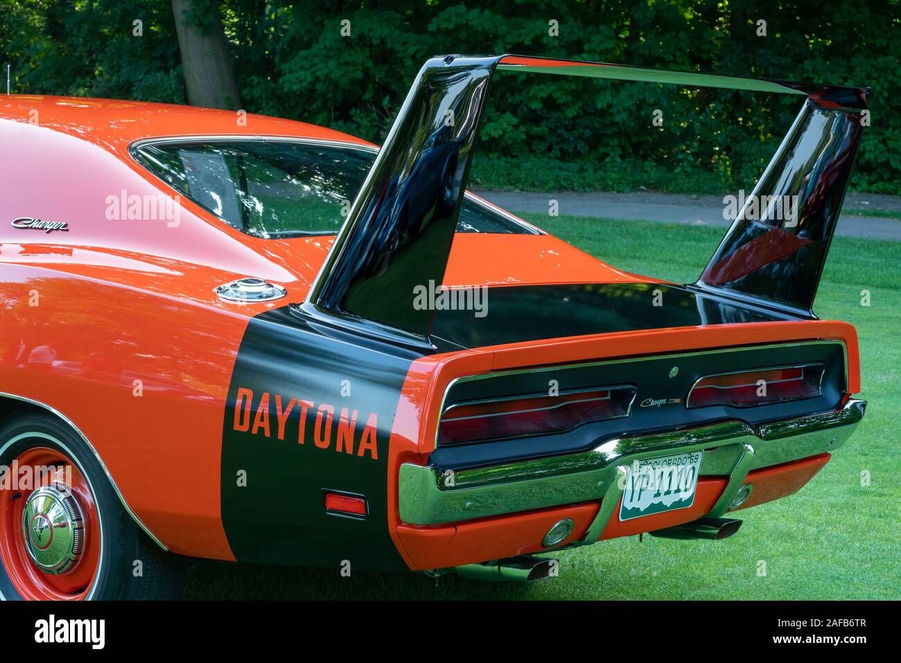 PLYMOUTH, MI/USA - Juli 28, 2019: Nahaufnahme von einem 1969 Dodge Daytona Charger 426 Hemi Flügel auf Anzeige an der Concours d'Elegance von Amerika Auto show T Stockfoto