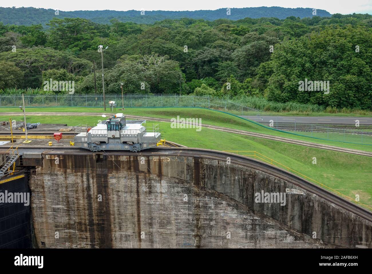 Panama - 11/6/19: Blick auf einen der Zug Lokomotive ein maultier (ursprünglich die Tiere der gleichen Namen verwendet) der Schiffe, die durch den Panama . Stockfoto
