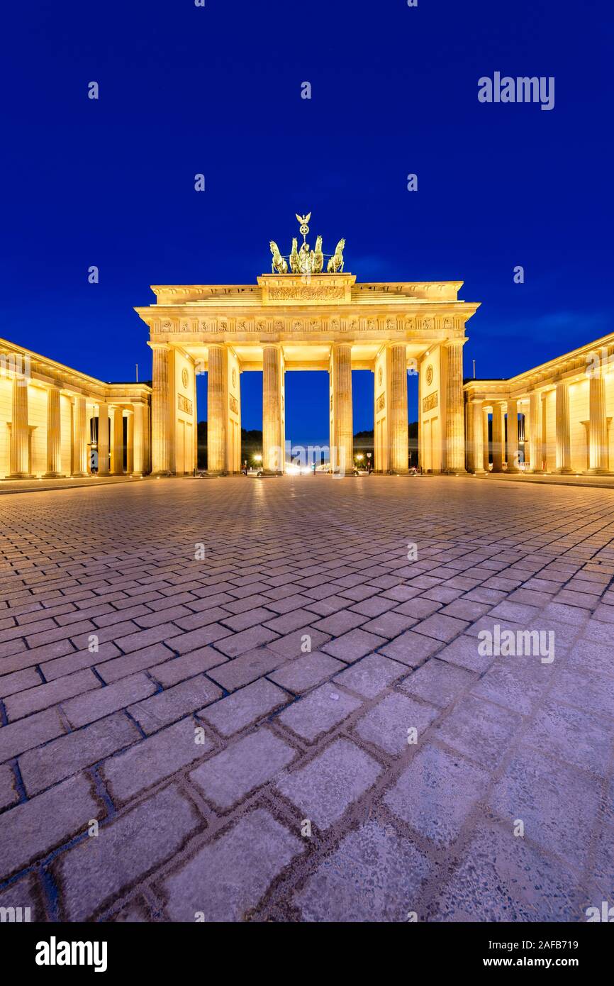 Brandenburger Tor in Berlin, Deutschland in der Dämmerung. Stockfoto