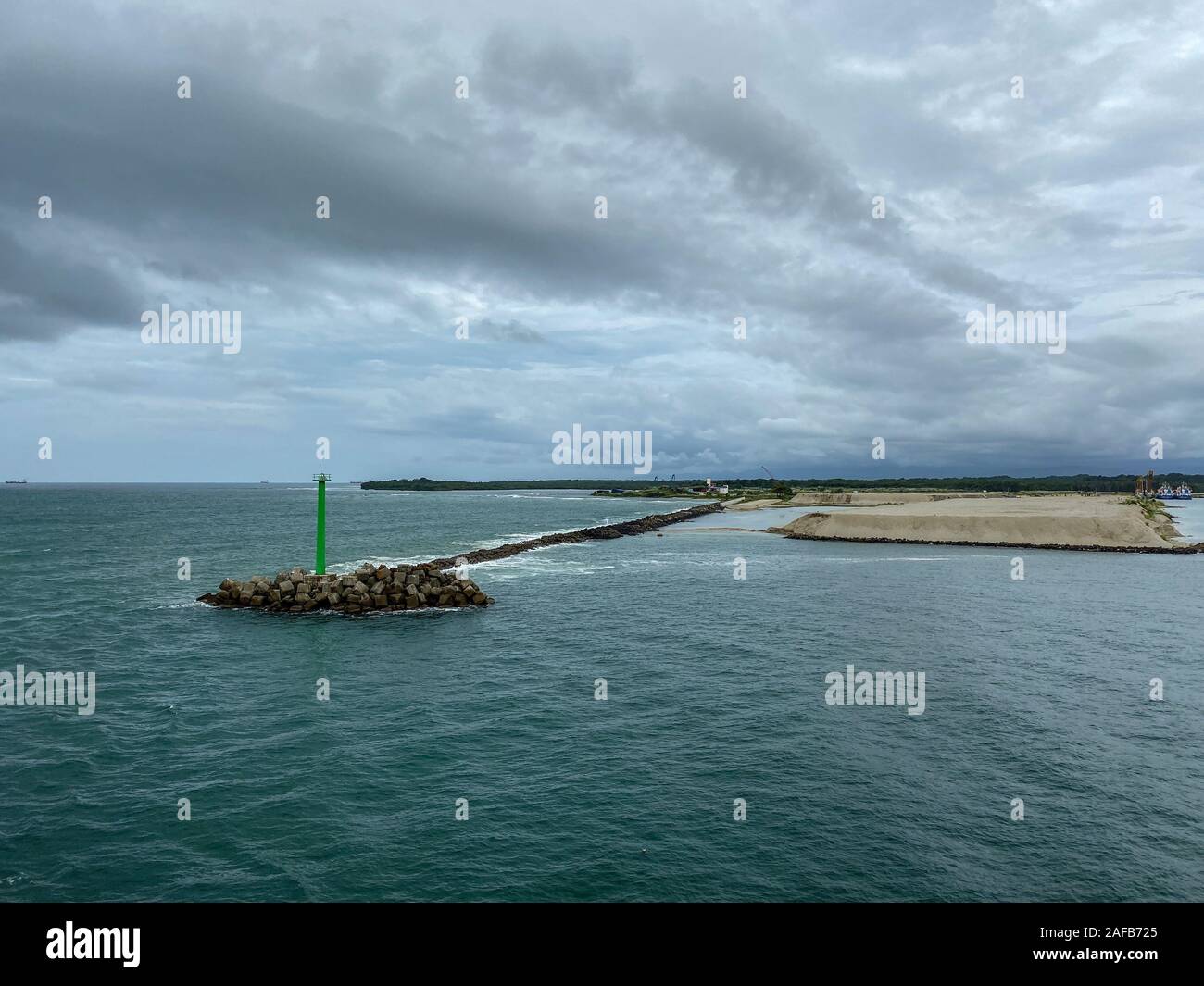 Panama - 11/6/19: Die Sicht von einem Kreuzfahrtschiff der rock Barriere, wie es Verlassen des Panamakanals. Stockfoto