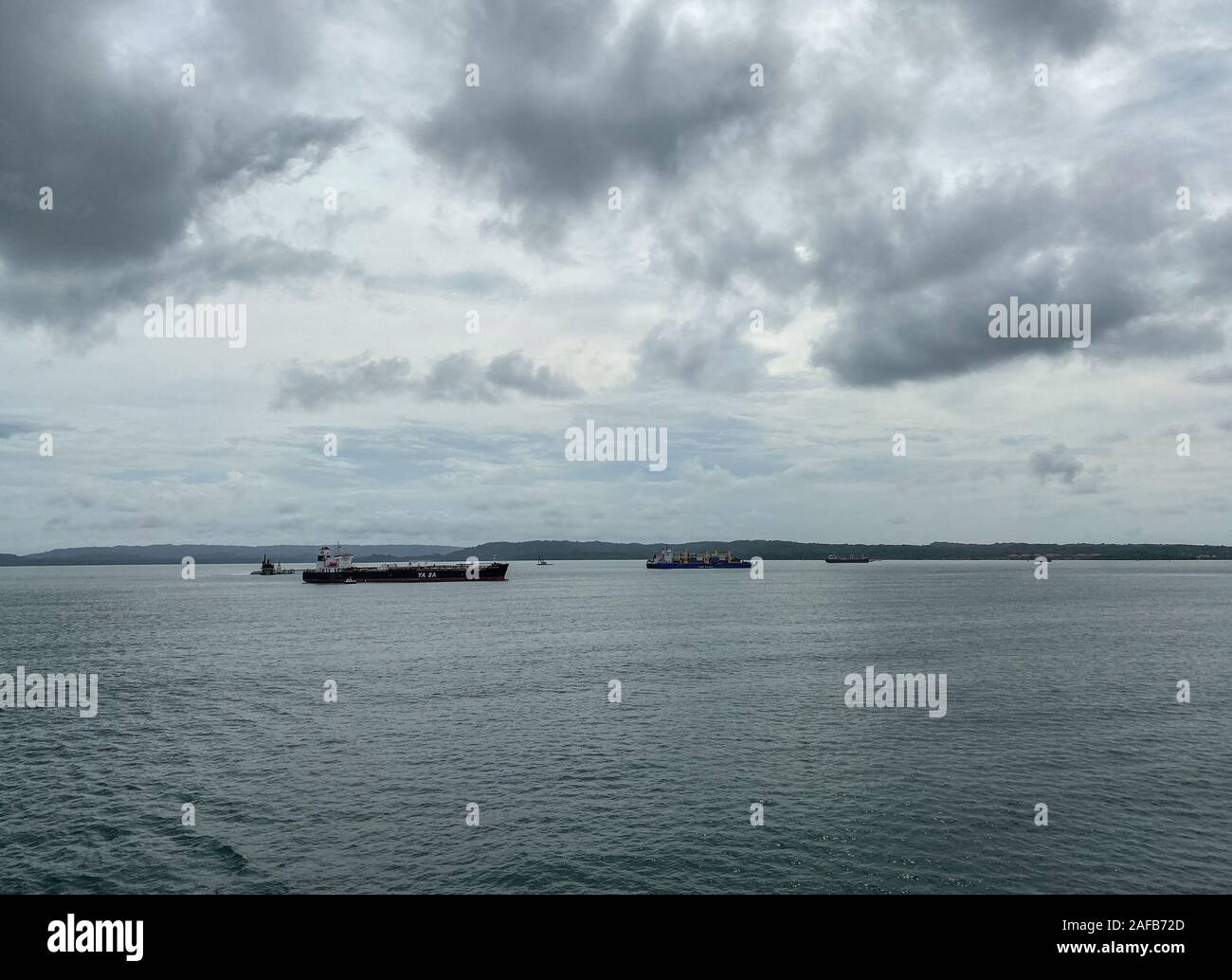 Panama - 11/6/19: Die Sicht von einem Kreuzfahrtschiff der Schiffe auf dem Kanal unterwegs, wie es Verlassen des Panamakanals. Stockfoto