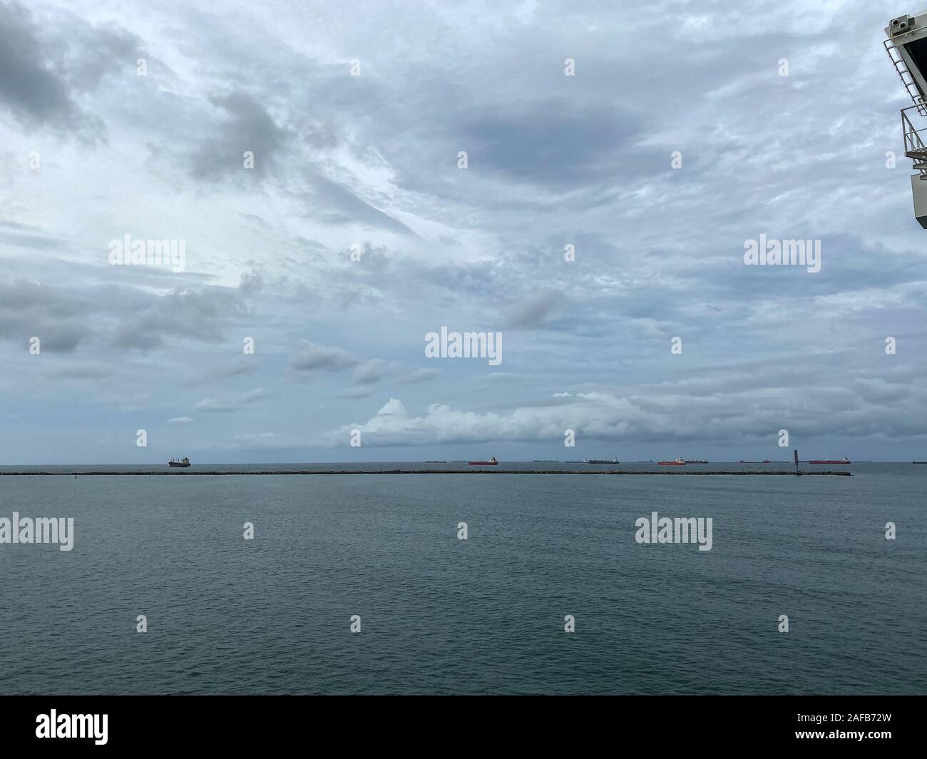 Panama - 11/6/19: Die Sicht von einem Kreuzfahrtschiff der rock Barriere, wie es Verlassen des Panamakanals. Stockfoto