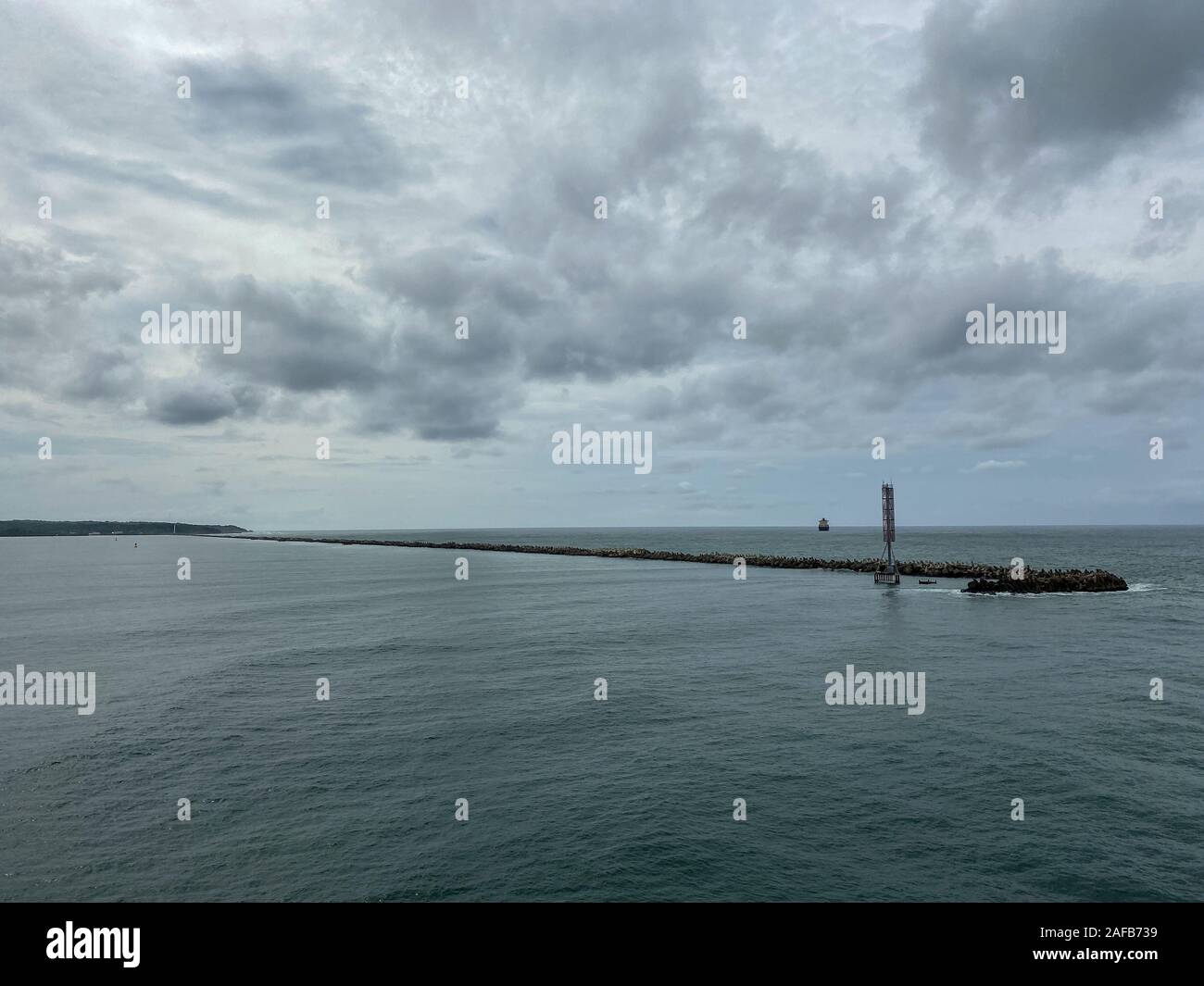 Panama - 11/6/19: Die Sicht von einem Kreuzfahrtschiff der rock Barriere, wie es Verlassen des Panamakanals. Stockfoto