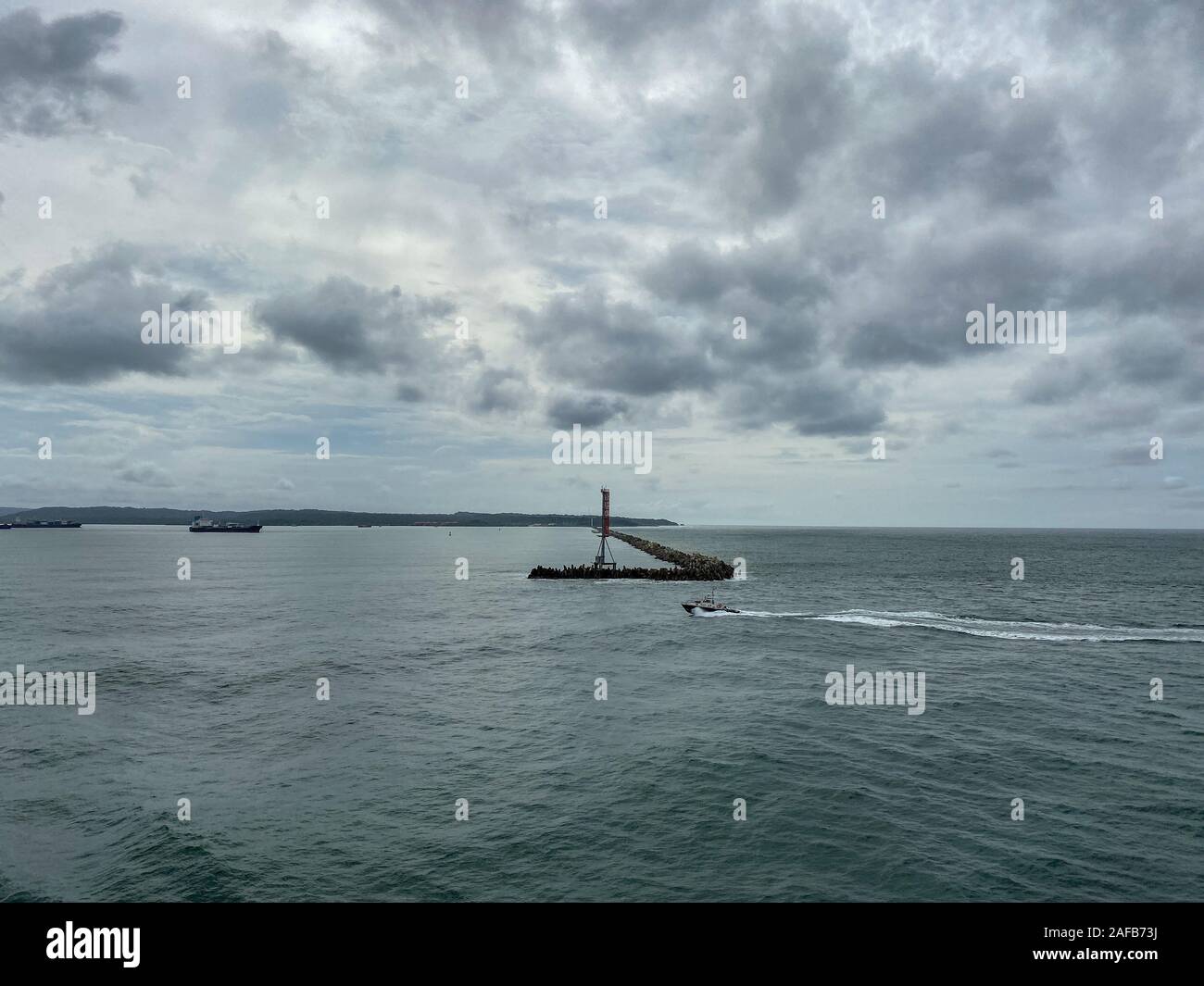 Panama - 11/6/19: Die Sicht von einem Kreuzfahrtschiff der rock Barriere, wie es Verlassen des Panamakanals. Stockfoto