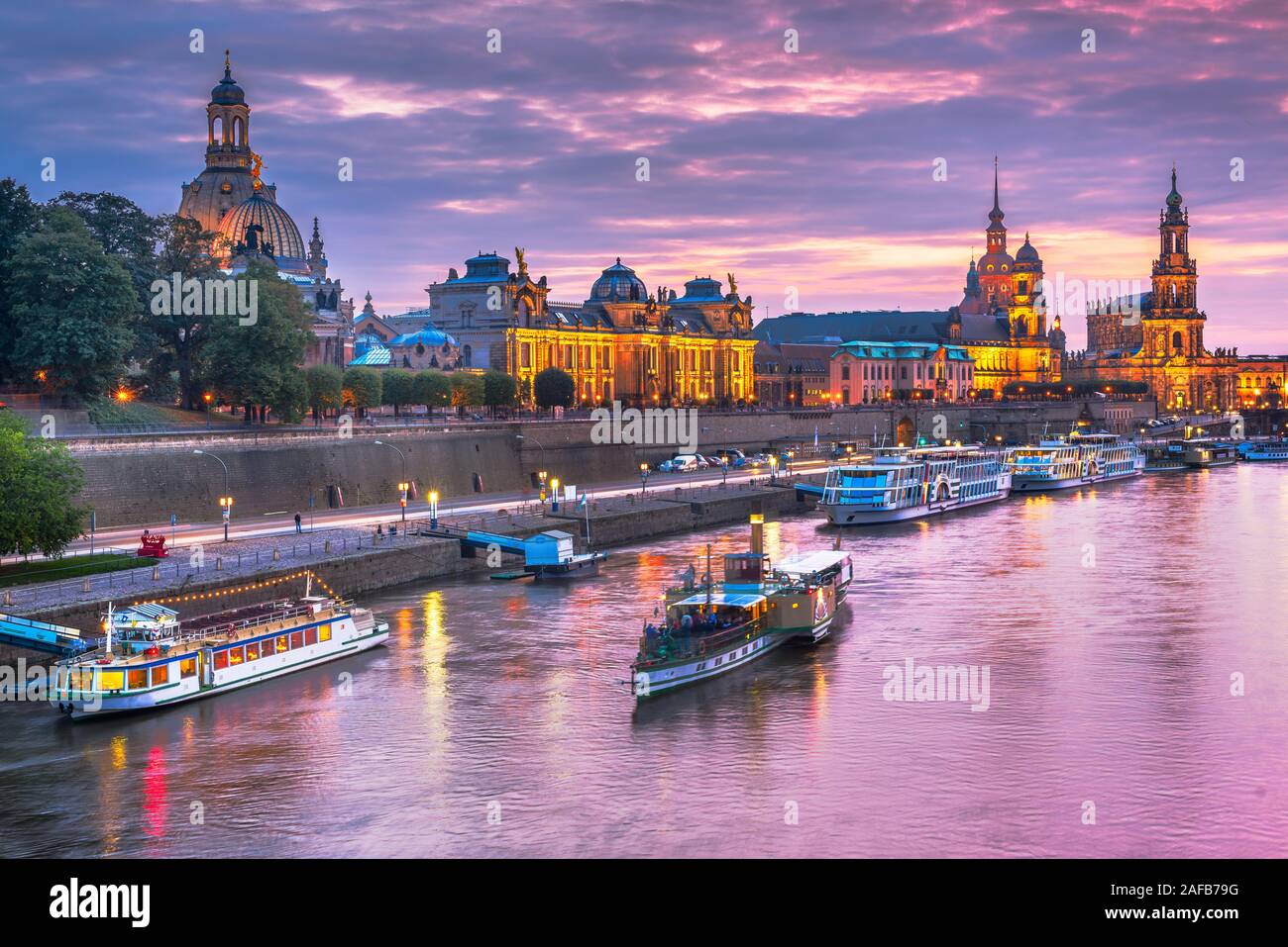Dresden, Deutschland Stadtbild von cathdedrals über die Elbe in der Abenddämmerung. Stockfoto