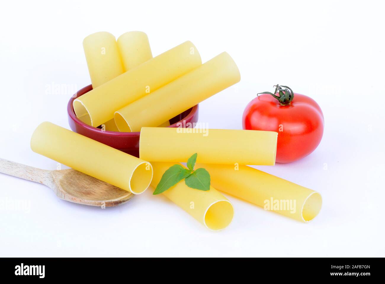 Italienische Pasta, Cannelloni, Teigwaren, Nudeln, Tomate und Basilikum Stockfoto