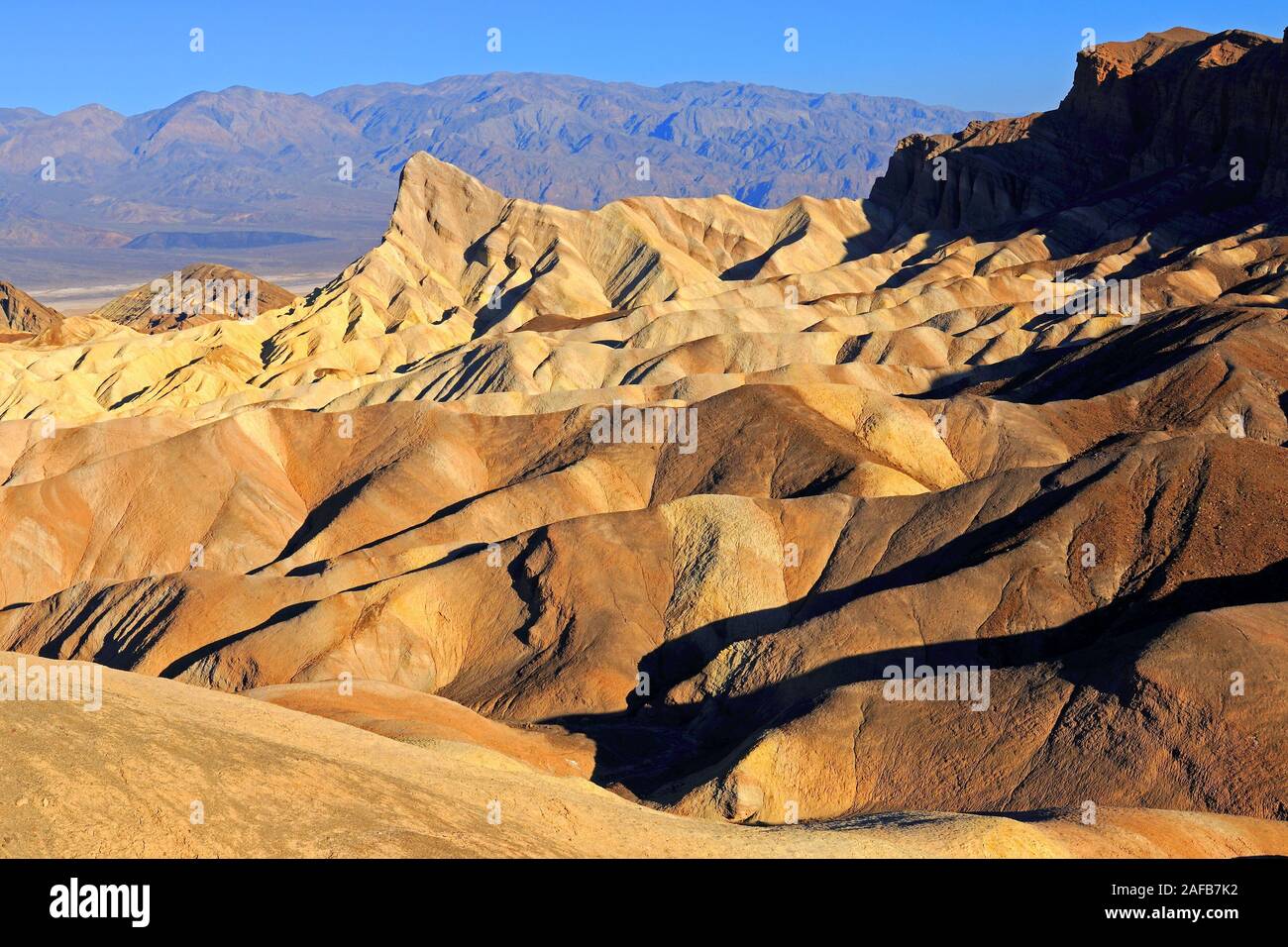 Farbige Gesteinsformationen bei Sonnenaufgang bin Zabriske Point, Death Valley Nationalpark, Kalifornien, USA Stockfoto