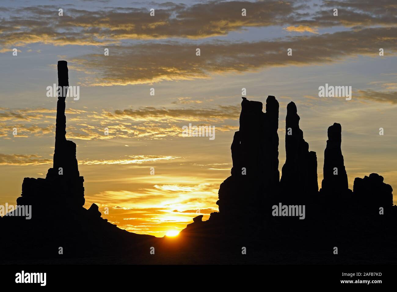 Sonnenaufgang mit "Totempfahl" im Gegenlicht, Monument Valley, Arizona, USA Stockfoto