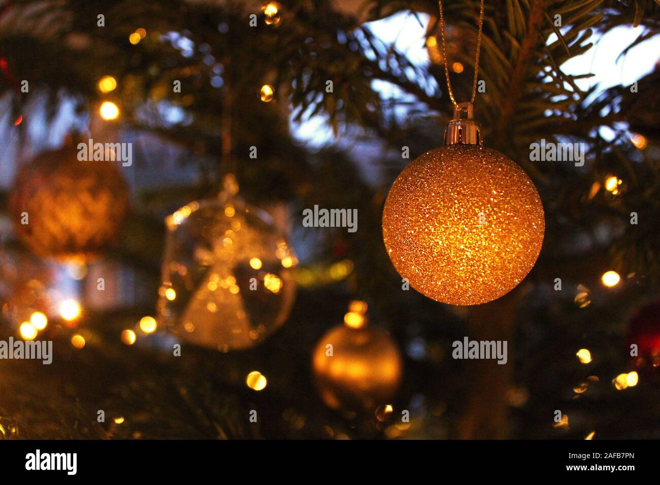 Gold schimmernden Weihnachtsverzierung auf einem geschmückten Weihnachtsbaum Stockfoto