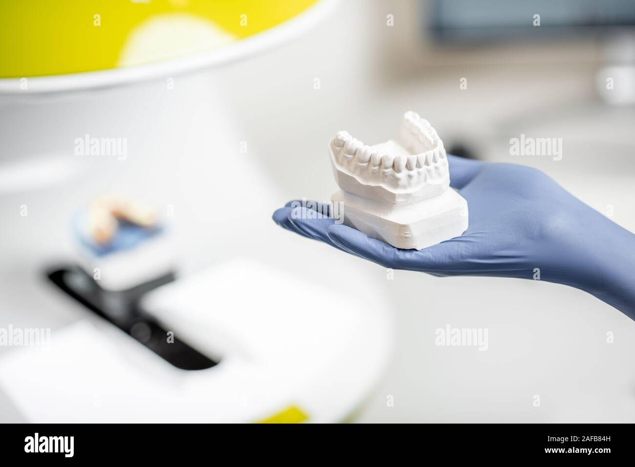 Ein Gips Modell der künstlichen Kiefer auf dem 3D-Scanner im zahnmedizinischen Labor Stockfoto