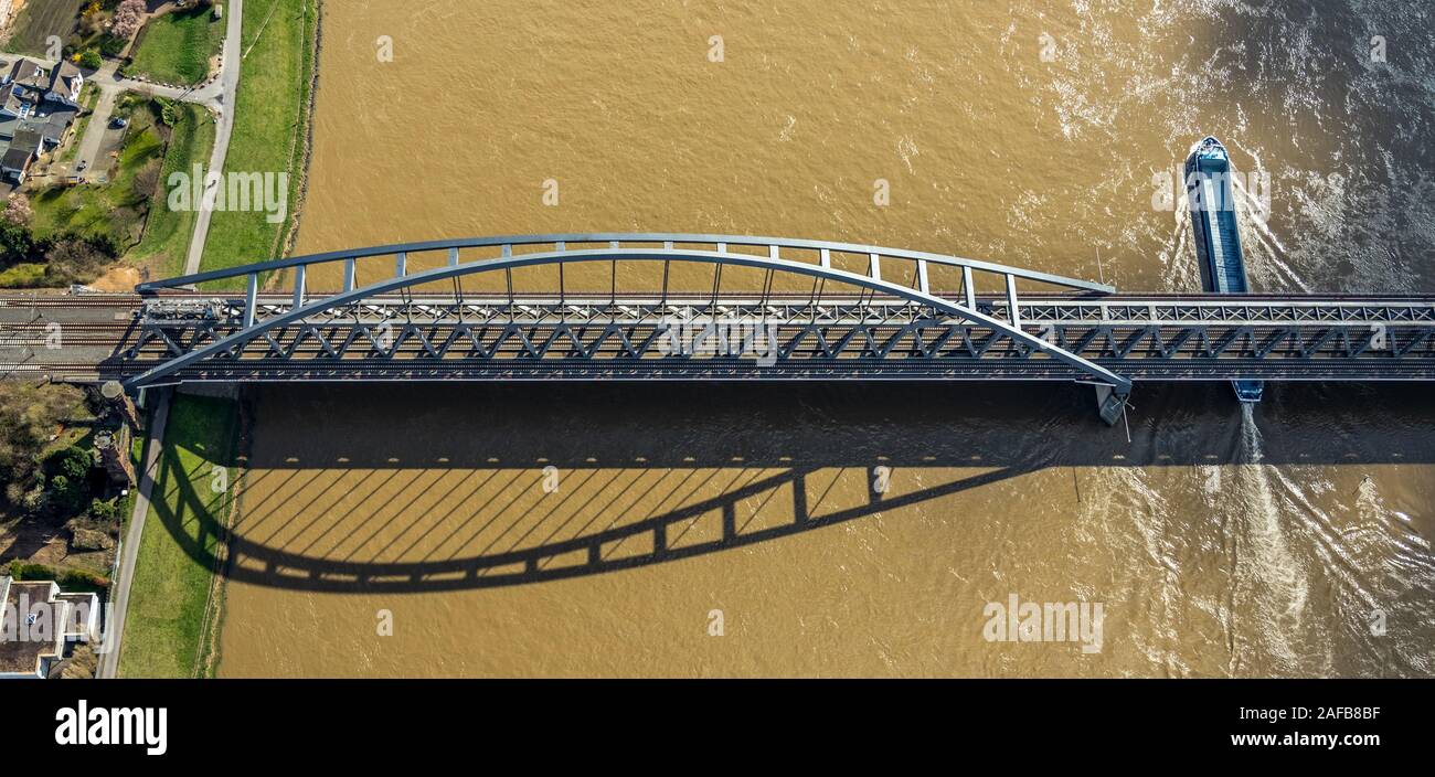 Luftbild, alten Hammer Brücke, Stahl Bogen Brücke zwischen Düsseldorf und Neuss, Frachtschiff, braun Rhein, Rhein, Rhein Brücke, Eisenbahn Bri Stockfoto