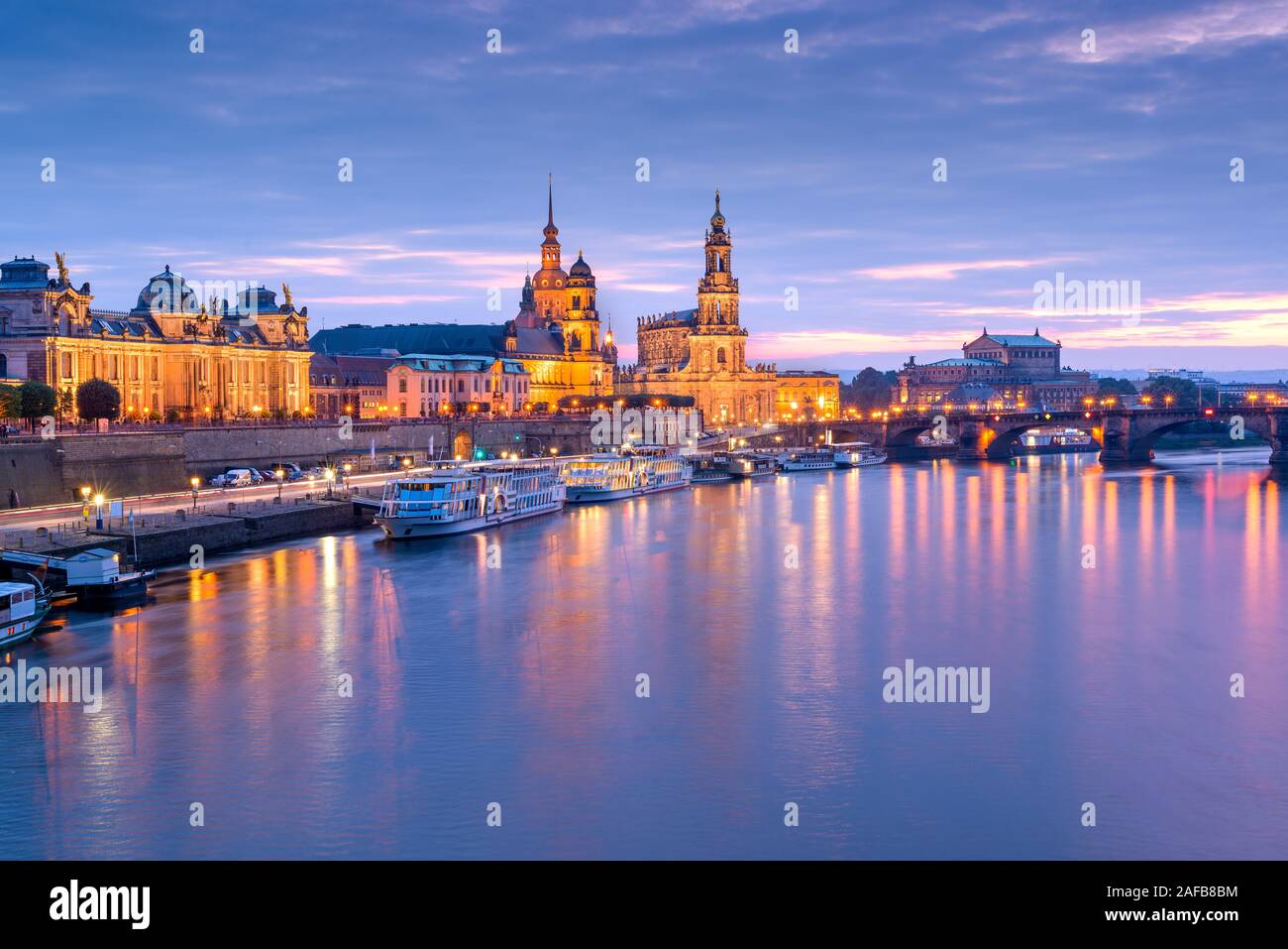 Dresden, Deutschland Stadtbild von cathdedrals über die Elbe in der Abenddämmerung. Stockfoto