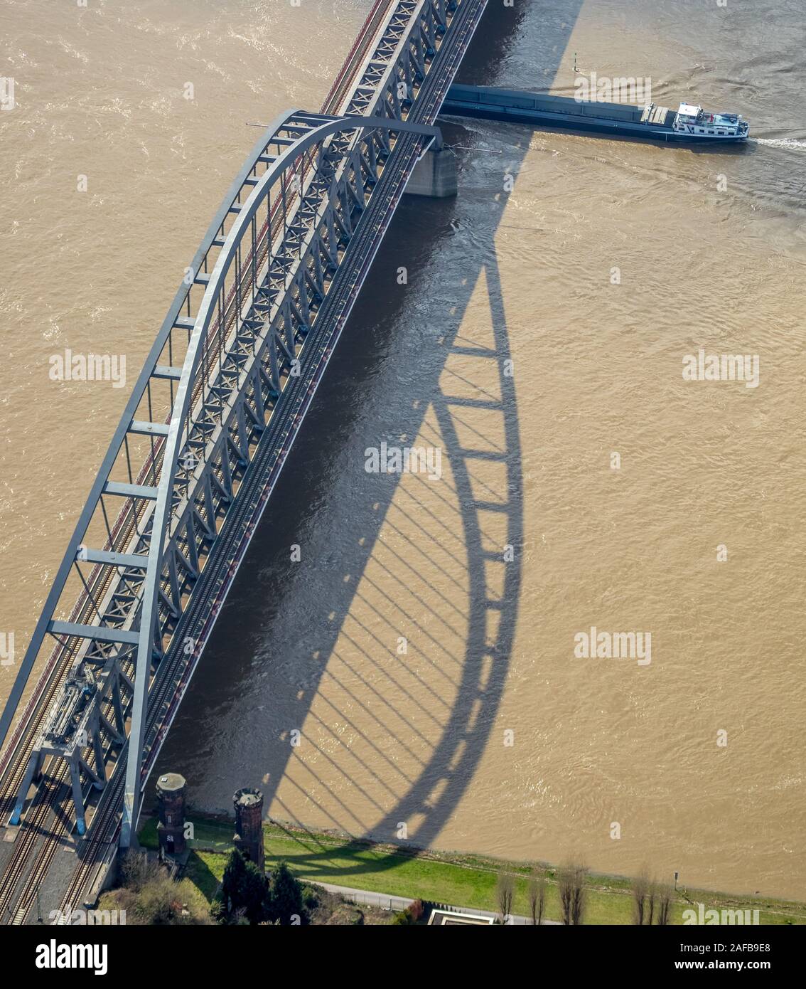 Luftbild, Alte Hammer Brücke, Stahl Bogen Brücke zwischen Düsseldorf und Neuss, Frachtschiff, braun Rhein, Rhein, Rhein Brücke, Bahn br Stockfoto