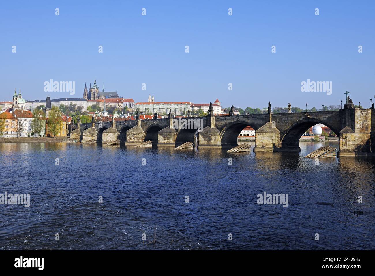 Blick über die Moldau in die Karlsbruecke und den Veitsdom am fruehen Morgen in Prag, Kleinseite, Tschechien, Europa, Boehmen, Europa Stockfoto