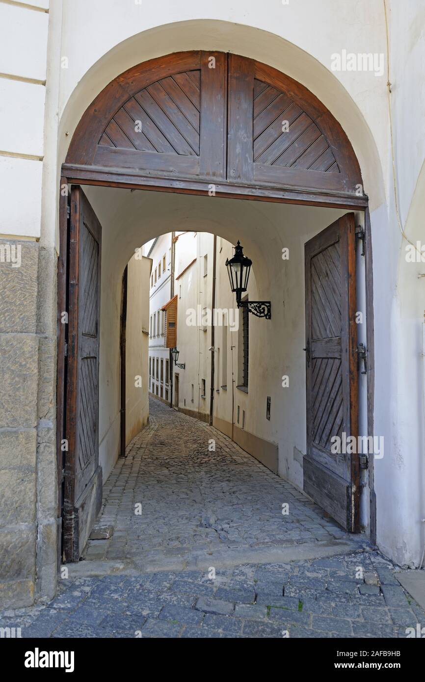 Typische Gasse in Prag, Tschechien, Tschechische Republik, Europa Stockfoto