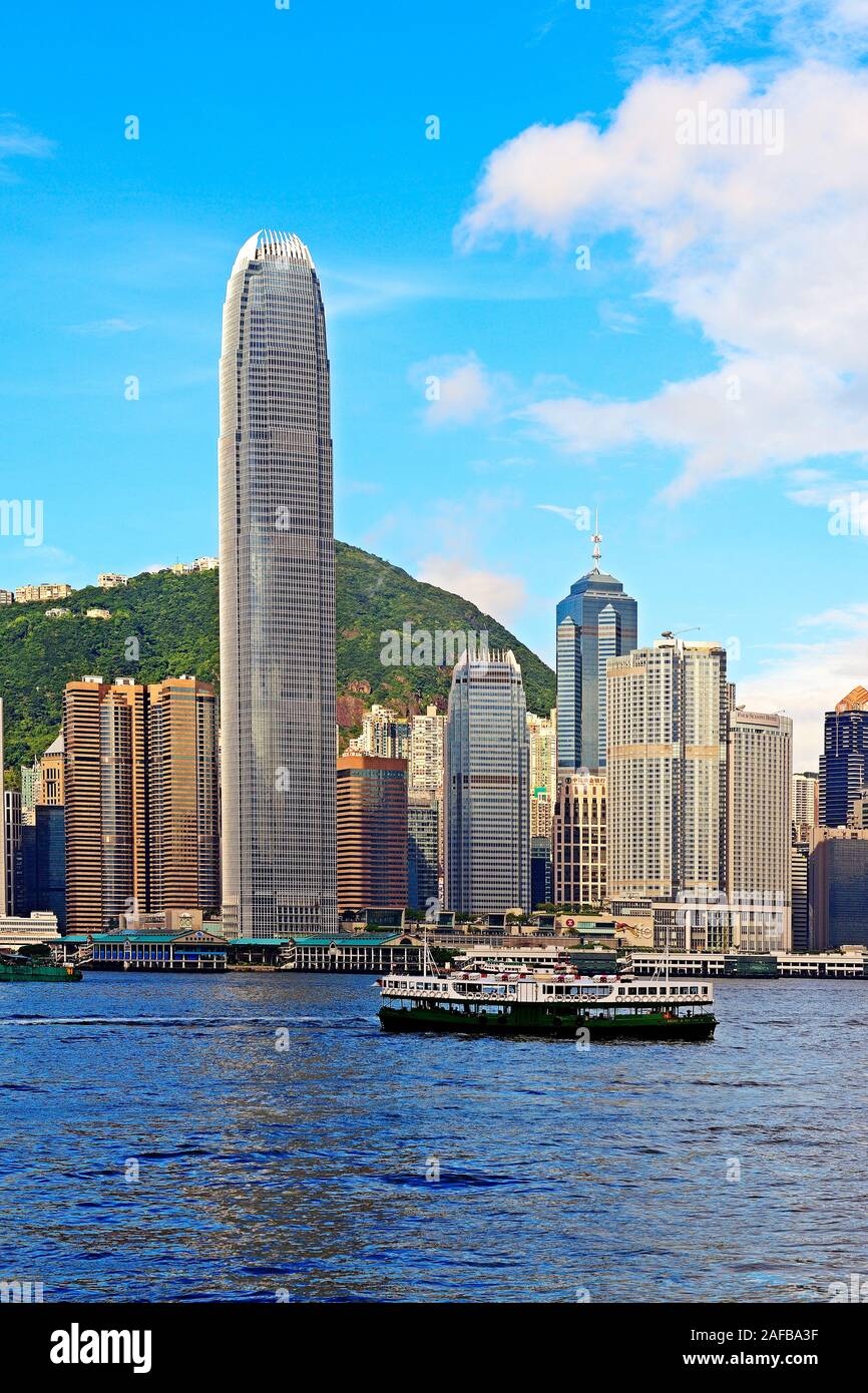 Blick von Kowloon auf die Skyline von Hongkong in Hongkong Island bin River, Central, mit dem IFC-Tower, Hongkong, China Stockfoto
