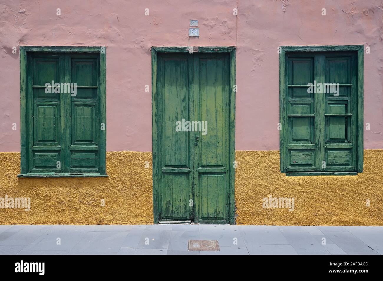 Morbider Charme einer Hausfassade in der Altstadt von Puerto de la Cruz, Teneriffa, Kanarische Inseln, Spanien Stockfoto