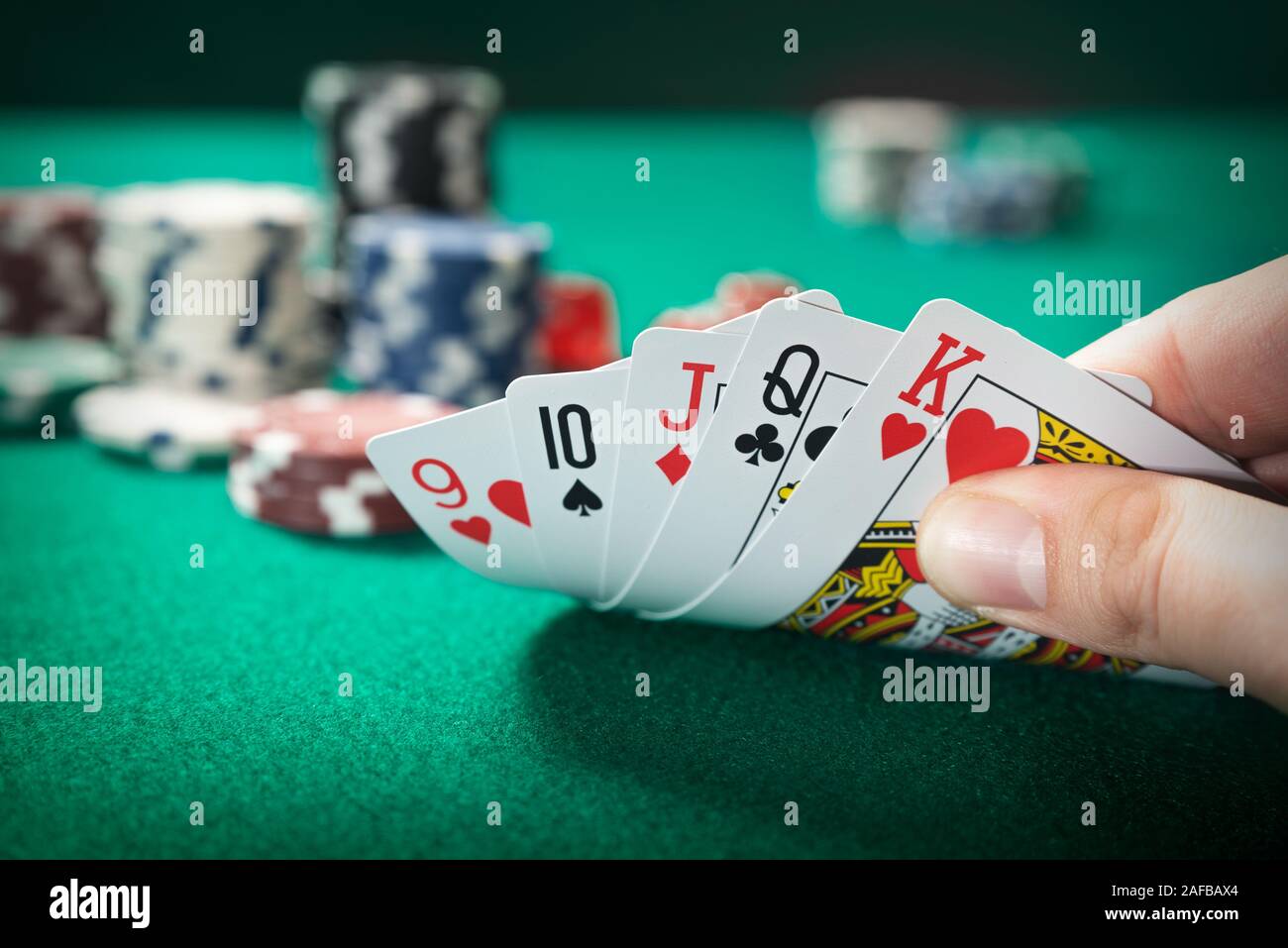 Man spielt Poker im Casino. Halten Sie Karten in der Hand, Glücksspiel Konzept Stockfoto