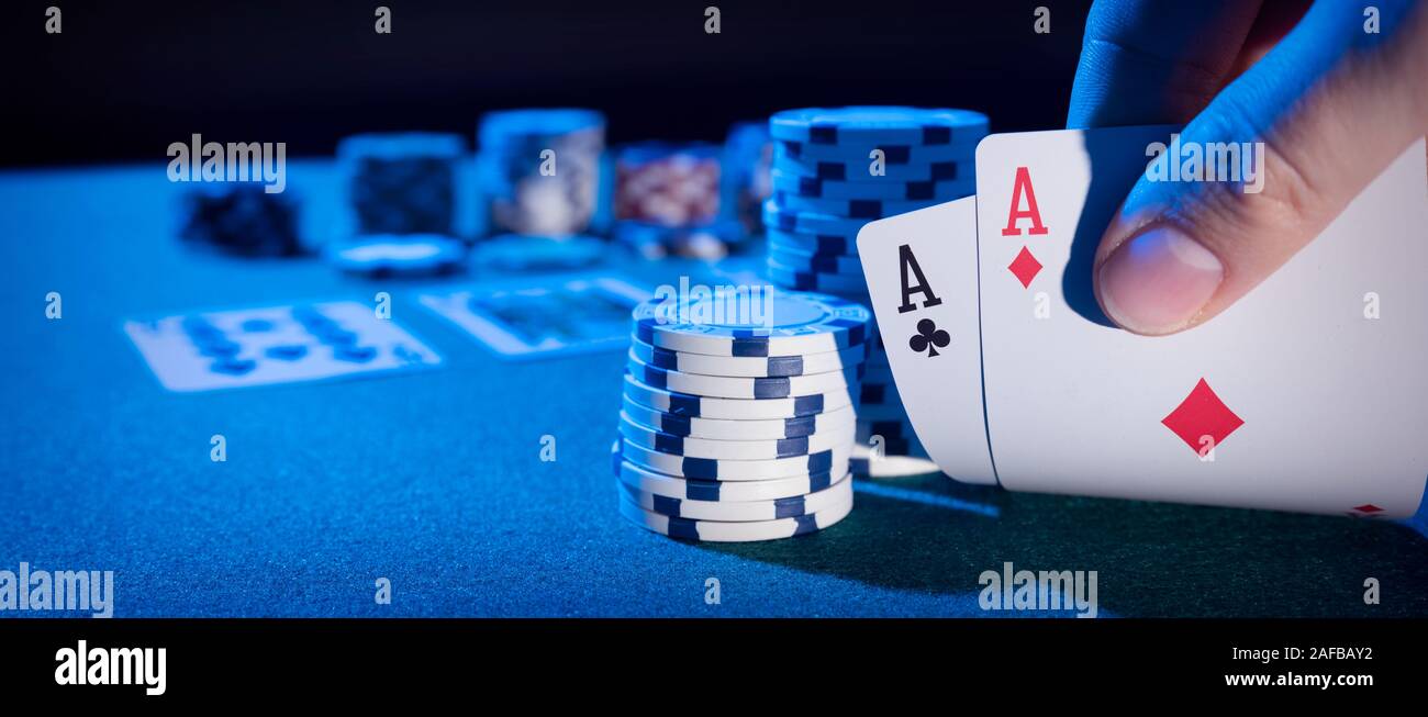 Man spielt Poker im Casino. Halten Sie Karten in der Hand, Glücksspiel Konzept. Breite Bild Hintergrund mit kopieren. Stockfoto