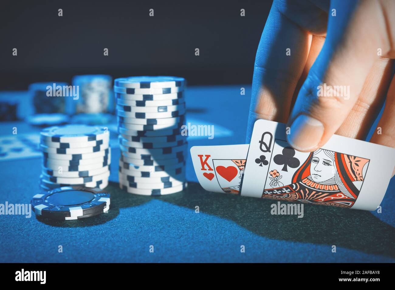 Man spielt Poker im Casino. Halten Sie Karten in der Hand, Glücksspiel Konzept Stockfoto