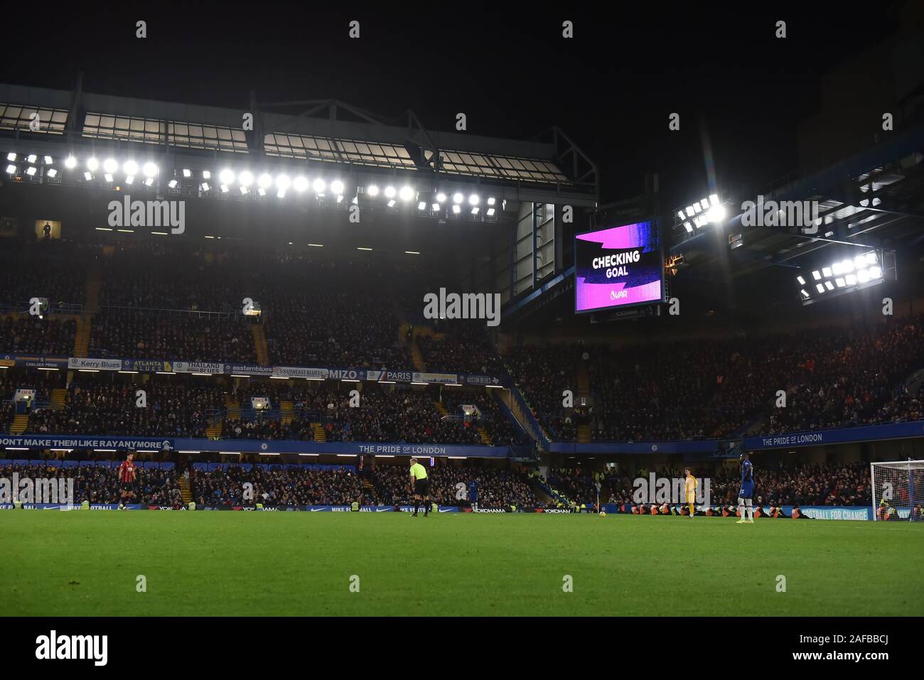 London, Großbritannien. 14. Dez, 2019. Überprüfung Ziel während der Premier League Spiel zwischen Chelsea und Bournemouth an der Stamford Bridge, London am Samstag, den 14. Dezember 2019. (Credit: Ivan Jordanov | MI Nachrichten) das Fotografieren dürfen nur für Zeitung und/oder Zeitschrift redaktionelle Zwecke verwendet werden, eine Lizenz für die gewerbliche Nutzung Kreditkarte erforderlich: MI Nachrichten & Sport/Alamy leben Nachrichten Stockfoto