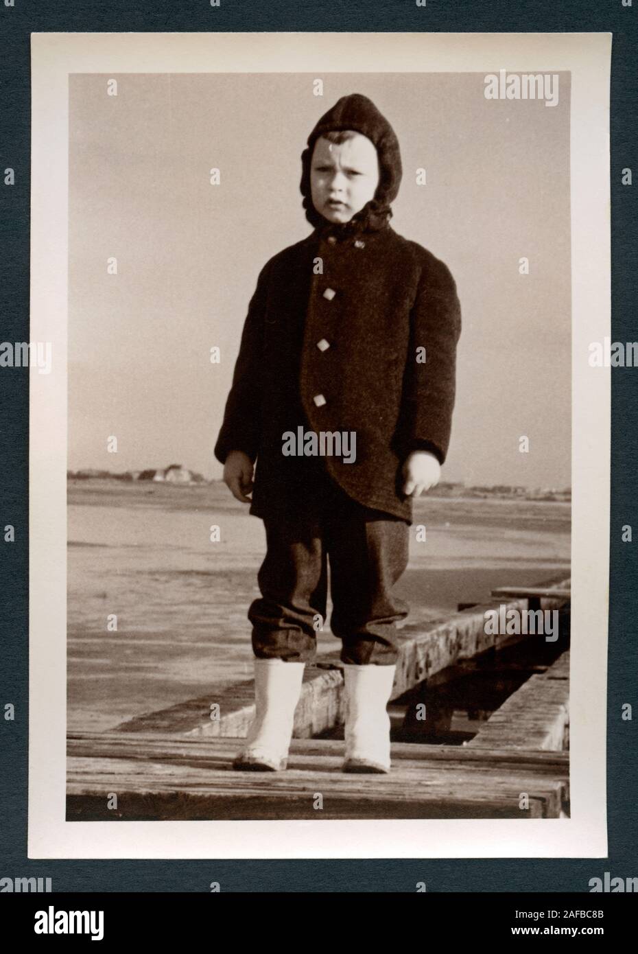 Europa, Deutschland, kleiner Junge trägt Kleidung für Wind und Regen und Gummistiefel, Motiv um 1955. / Europa, Deutschland, kleinen Jungen Tragen von Kleidung für Regen und Wind und Gummistiefel, Bild um 1955. Stockfoto