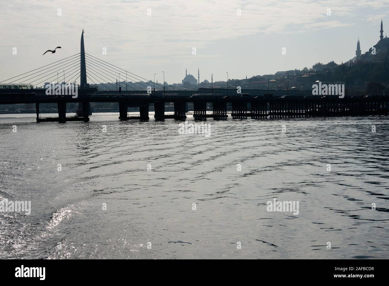 Goldenes Horn (halic Metro Metro Bridge Koprusu), eine Schrägseilbrücke entlang der Linie M2 der U-Bahn von Istanbul. Istanbul, Türkei Stockfoto