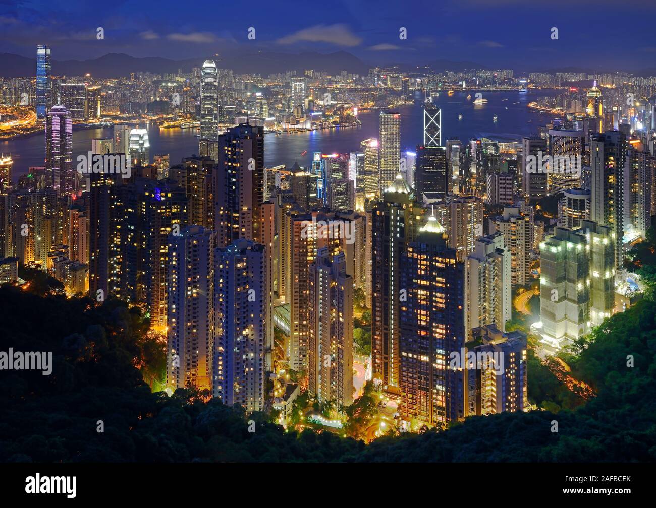 Wohn- und Geschäftshäuser von Central, Hongkong Island im Vordergrund, Hongkong und Kowloon Fluss im Hintergrund, gesehen / Sonneruntergang vom Vi. Stockfoto