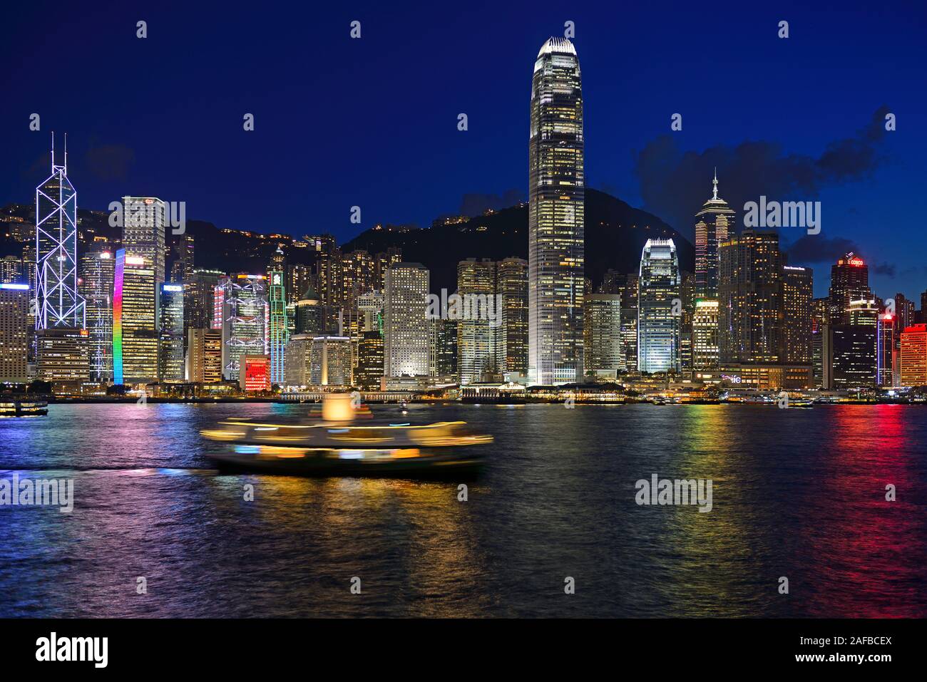 Blick zur blauen Stunde von Kowloon auf die Skyline von Hongkong in Hongkong Island bin River, Central, mit Bank von China ganz links und dem IFC-Tower Rec Stockfoto