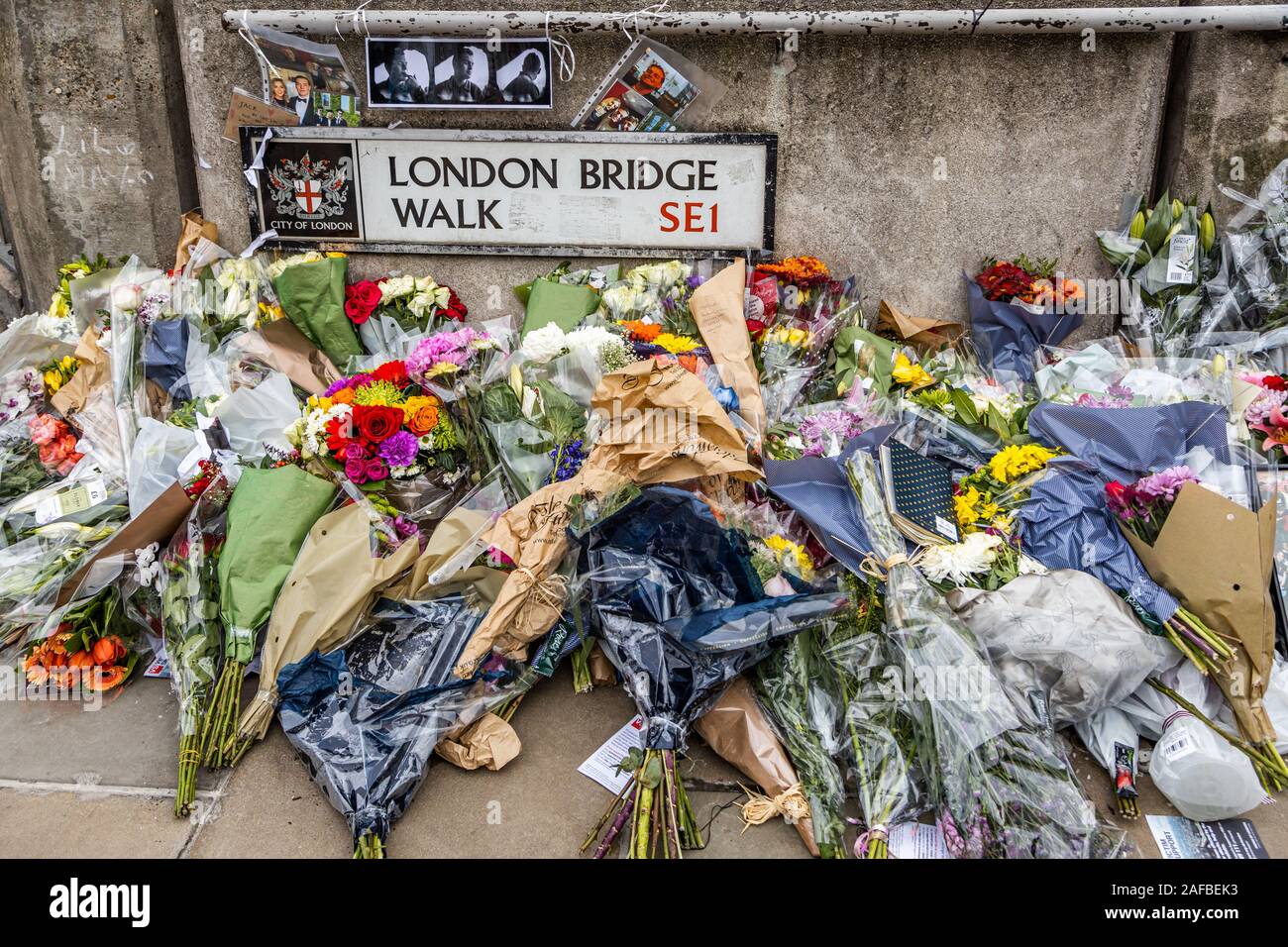 London Bridge Angriff 30 Nov 2019, floral Tribute nach Usman Khan ersticht und tötet Jack Merritt, und Saskia Jones auf die London Bridge, London England Großbritannien Stockfoto