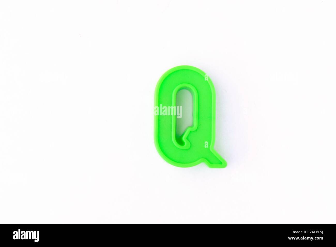 Isolierte bunte Buchstaben auf weißem Hintergrund Stockfoto