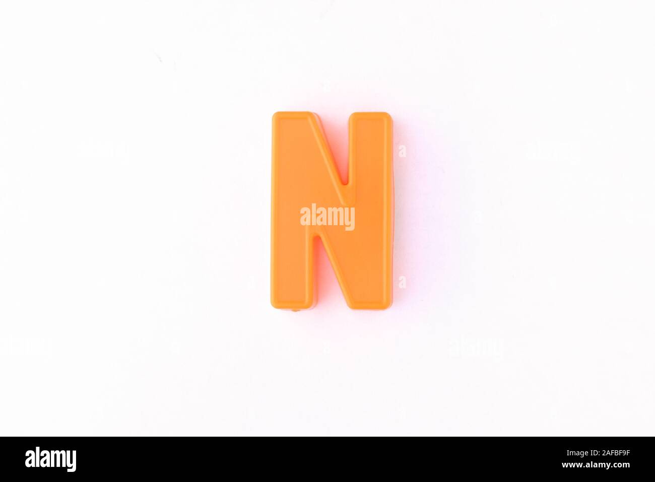 Isolierte bunte Buchstaben auf weißem Hintergrund Stockfoto