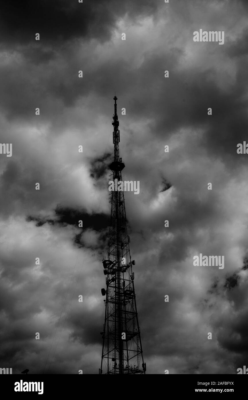 Telekommunikation Türme gehören von Radio Mikrowelle und Fernsehen Antennensystem Stockfoto