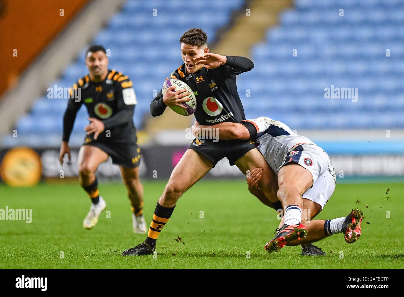 COVENTRY, Vereinigtes Königreich. 14 Dez, 2019. Sam Wolstenholme von Wespen in Angriff genommen wird während der Runde 4 der Europäischen Rugby Challenge Cup - Wespen vs Edinburgh Rugby bei Ricoh Arena am Samstag, den 14. Dezember 2019. COVENTRY, England. Credit: Taka Wu/Alamy leben Nachrichten Stockfoto