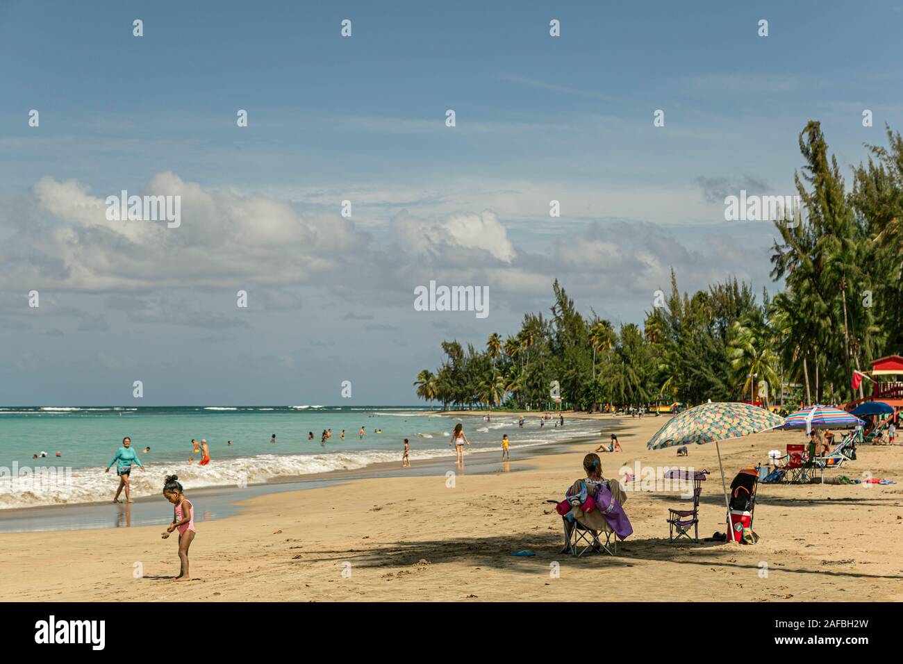 Beachgoers und Strand, Luquillo Strand, Luquillo, Puerto Rico Stockfoto