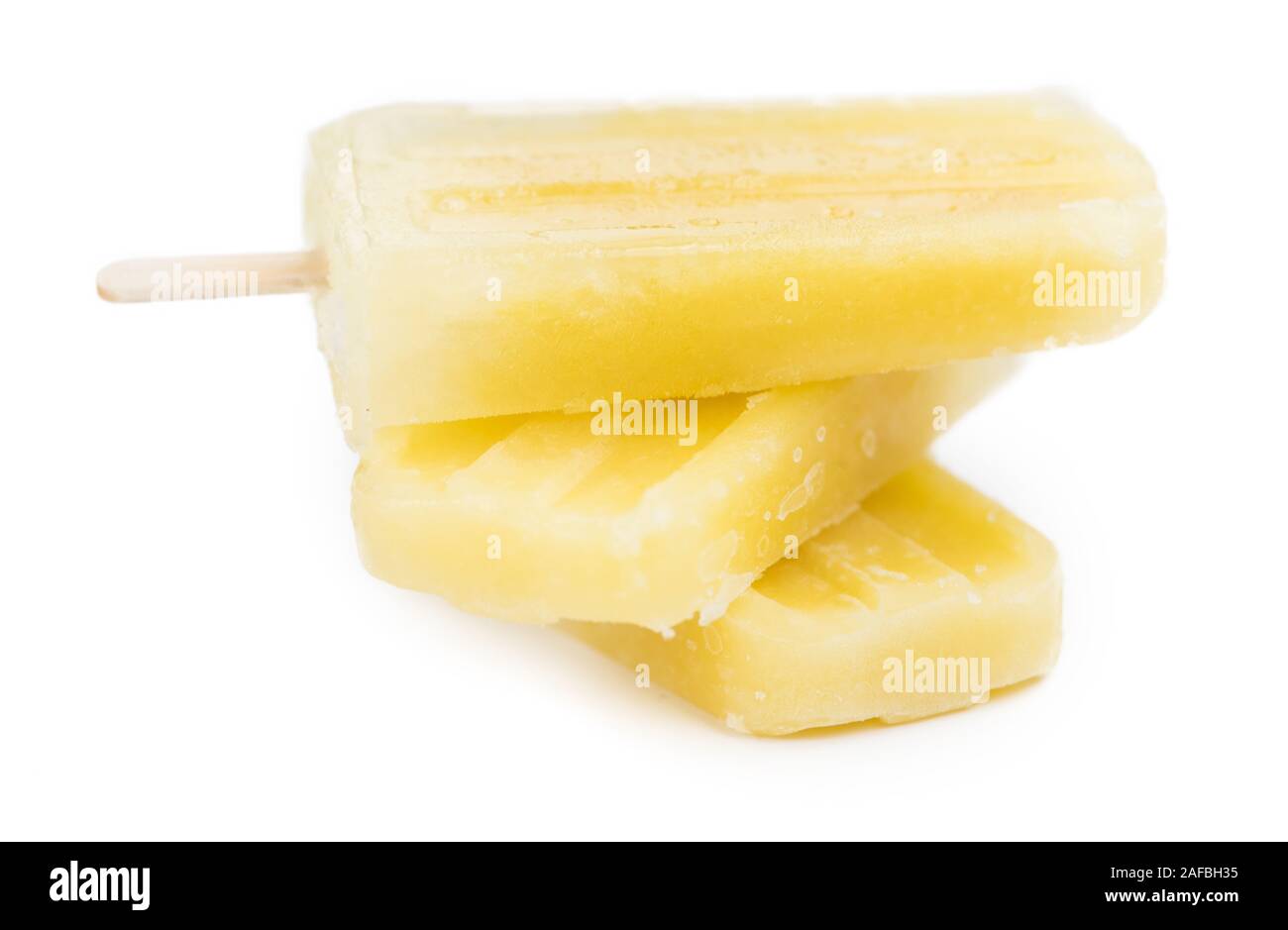 Hausgemachte Ananas Eis am Stiel isoliert auf weißem Hintergrund (Nahaufnahme) Stockfoto