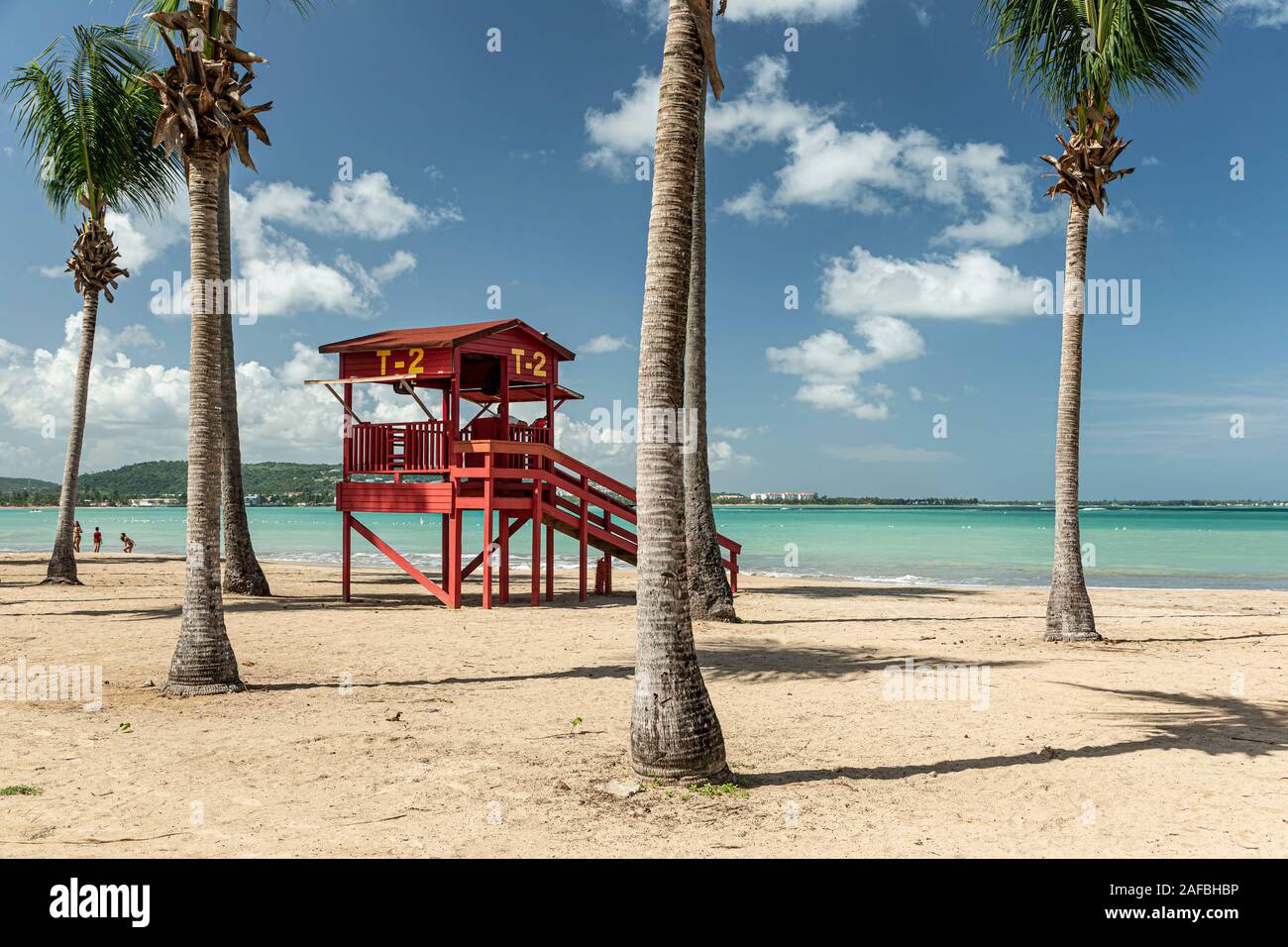 Lifeguard House und Palmen, Luquillo Strand, Luquillo, Puerto Rico Stockfoto