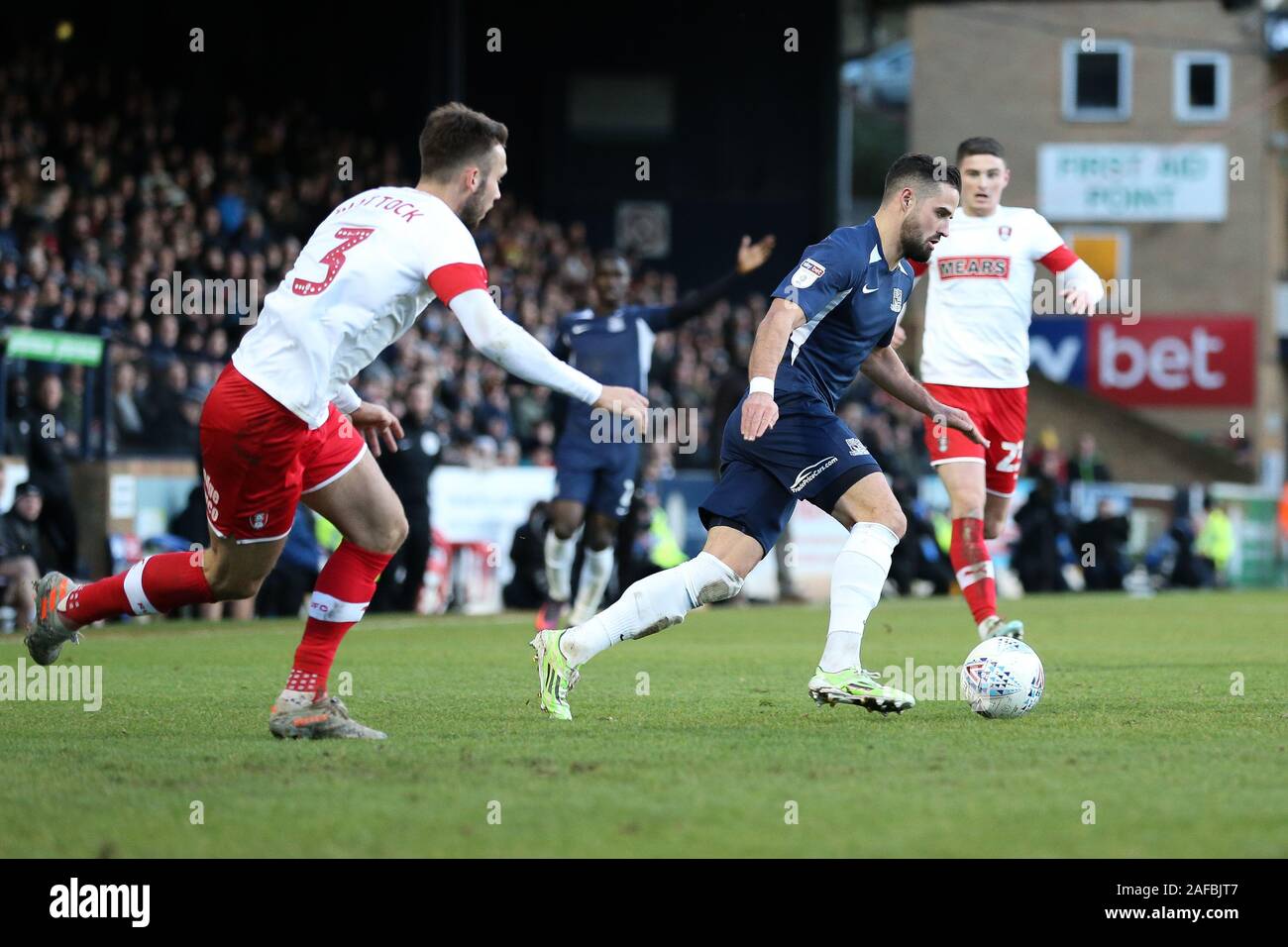 Southend On Sea, Großbritannien. 14 Dez, 2019. Stephen Mclaughlin Southend United erhalten hinter Joe Mattock von Rotherham United während der Sky Bet Liga 1 Übereinstimmung zwischen Southend United und Rotherham United an Wurzeln Hall, Southend On Samstag, Dezember 2019 14. (Credit: Jacques Feeney | MI Nachrichten) das Fotografieren dürfen nur für Zeitung und/oder Zeitschrift redaktionelle Zwecke verwendet werden, eine Lizenz für die gewerbliche Nutzung Kreditkarte erforderlich: MI Nachrichten & Sport/Alamy leben Nachrichten Stockfoto