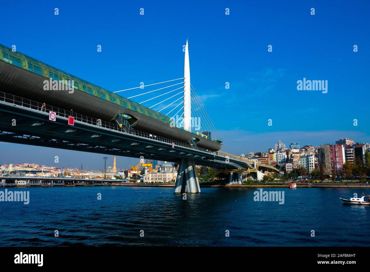 Istanbul, Türkei. November 21, 2019. Goldenes Horn (halic Metro Metro Bridge Koprusu), eine Schrägseilbrücke entlang der Linie M2 der U-Bahn von Istanbul Stockfoto