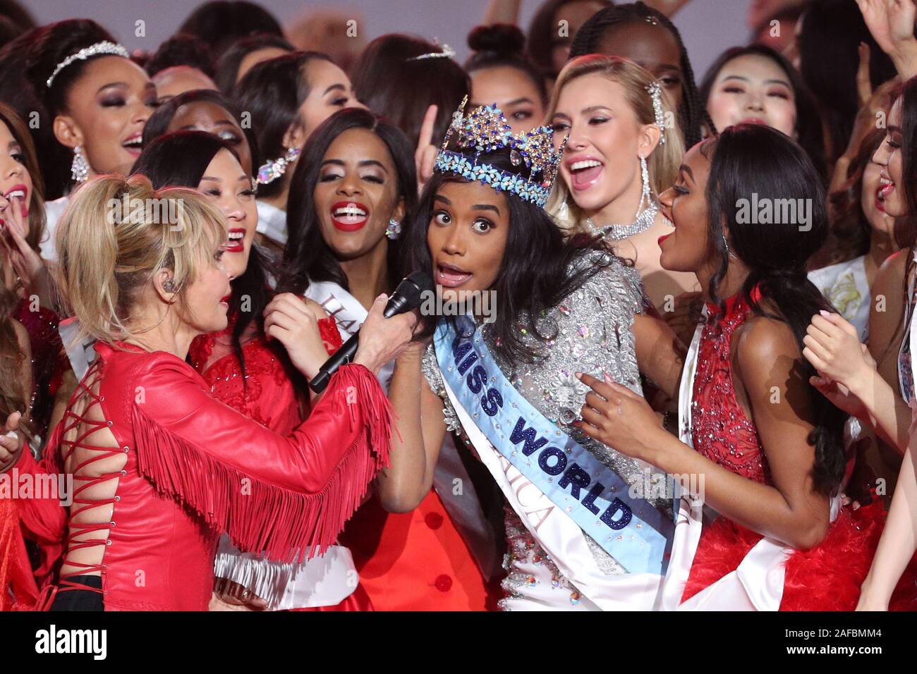 Frisch gekrönte Miss Wort, Miss Jamaica 2019, Toni-Ann, und die anderen Kandidaten an den letzten Lulu's Song am Ende des 69. jährlichen Miss World Final im ExCel London. Stockfoto