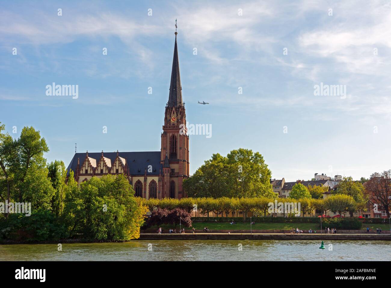 FRANKFURT, Deutschland - 15. SEPTEMBER: Die Kirche der Heiligen drei Könige am Main in frankfut am 15. September 2019. Foto vom Mainkai genommen Stockfoto