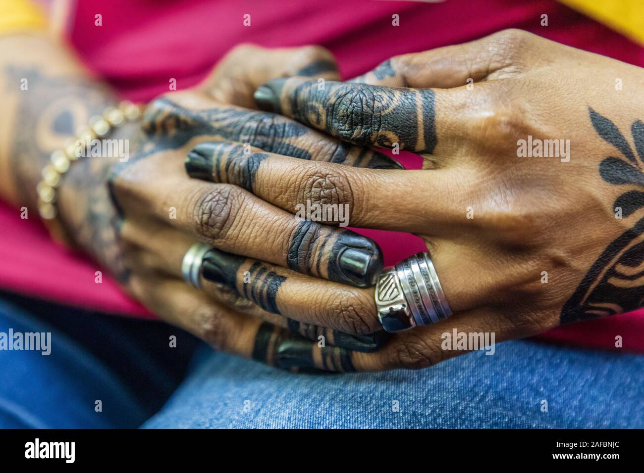 Afrika, Ägypten, Luxor. September 21, 2018. Weibliche Hände mit Henna Anwendung. Stockfoto