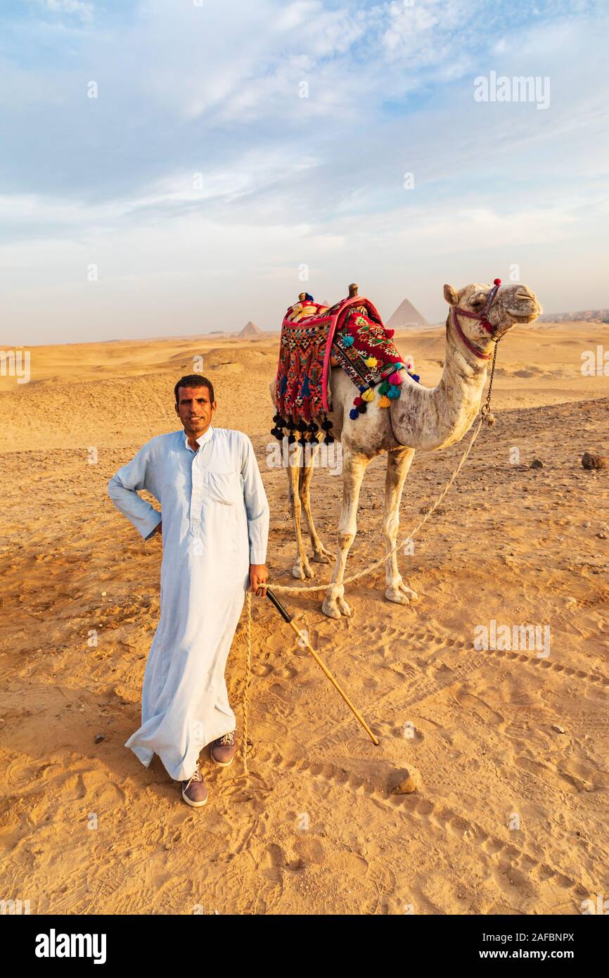 Afrika, Ägypten, Kairo. Giza Plateau. Oktober 3, 2018. Kamel Fahrer mit Kamel in der Nähe der Pyramiden von Gizeh. Stockfoto