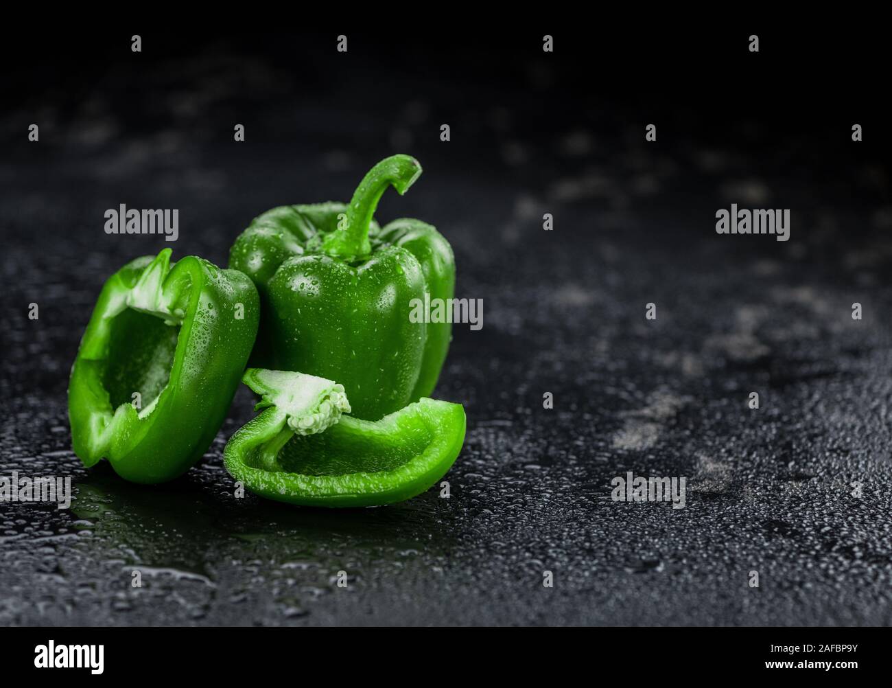 Schiefer Tafel mit grünem Paprika (selektive Fokus, Nahaufnahme) Stockfoto