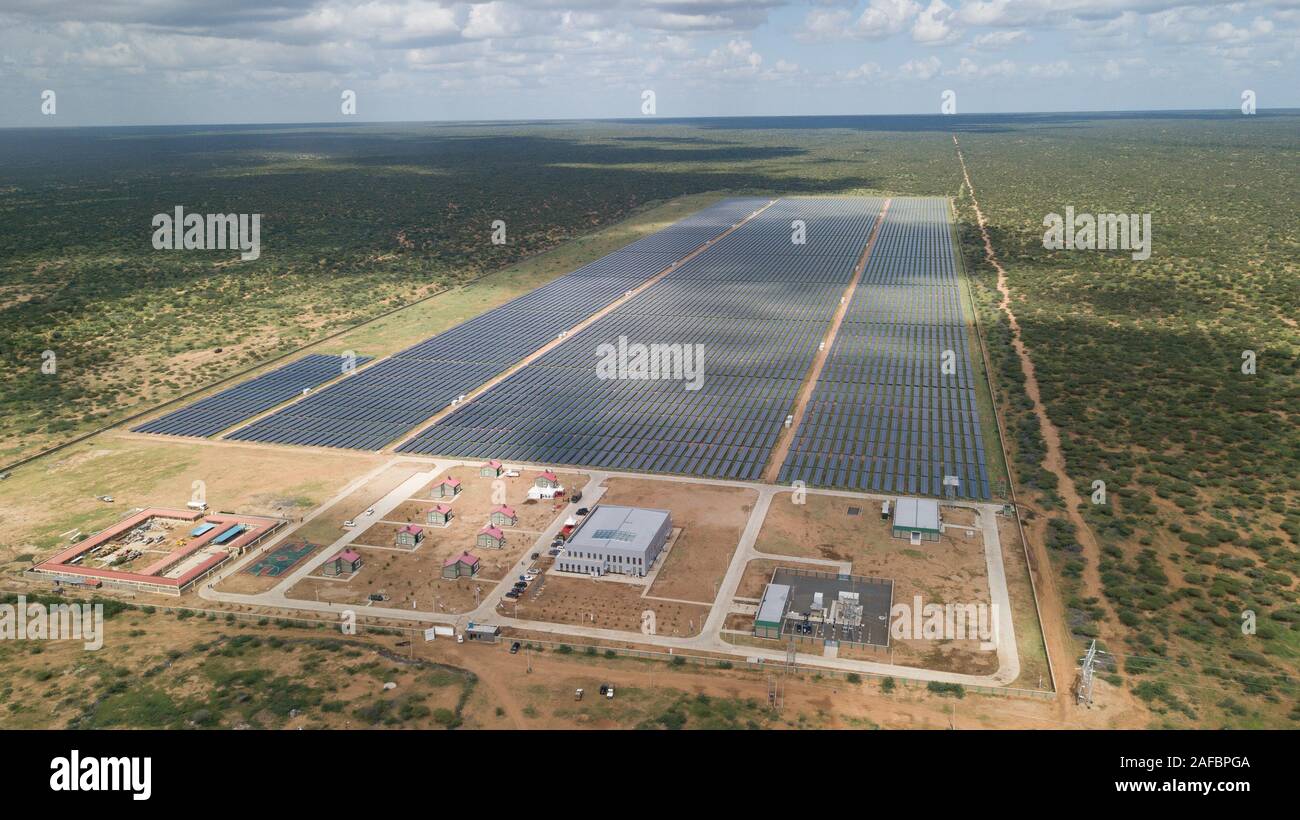 (191214) - GARISSA, Dez. 14, 2019 (Xinhua) - Luftaufnahme auf Dez. 13, 2019 zeigt die 50 MW Solar Power Farm in Garissa, Kenia. Die Anlage, ausgelegt und durch den Generalunternehmer China Jiangxi Gesellschaft für internationale wirtschaftliche und technische Zusammenarbeit (CJIC), in Verbindung mit dem Kenia Ländliche Energie Behörde (REA), ist einer der größten Photovoltaik- Kraftwerke in Afrika. (Xinhua / Xie Han) Stockfoto