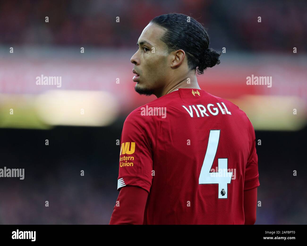 Anfield, Liverpool, Merseyside, UK. 14 Dez, 2019. Fußball der englischen Premier League, Liverpool gegen Watford; Virgil van Dijk von Liverpool Kontrollen über seine Schulter - Streng redaktionelle Verwendung. Keine Verwendung mit nicht autorisierten Audio-, Video-, Daten-, Spielpläne, Verein/liga Logos oder "live" Dienstleistungen. On-line-in-Match mit 120 Bildern beschränkt, kein Video-Emulation. Keine Verwendung in Wetten, Spiele oder einzelne Verein/Liga/player Publikationen Quelle: Aktion plus Sport/Alamy leben Nachrichten Stockfoto