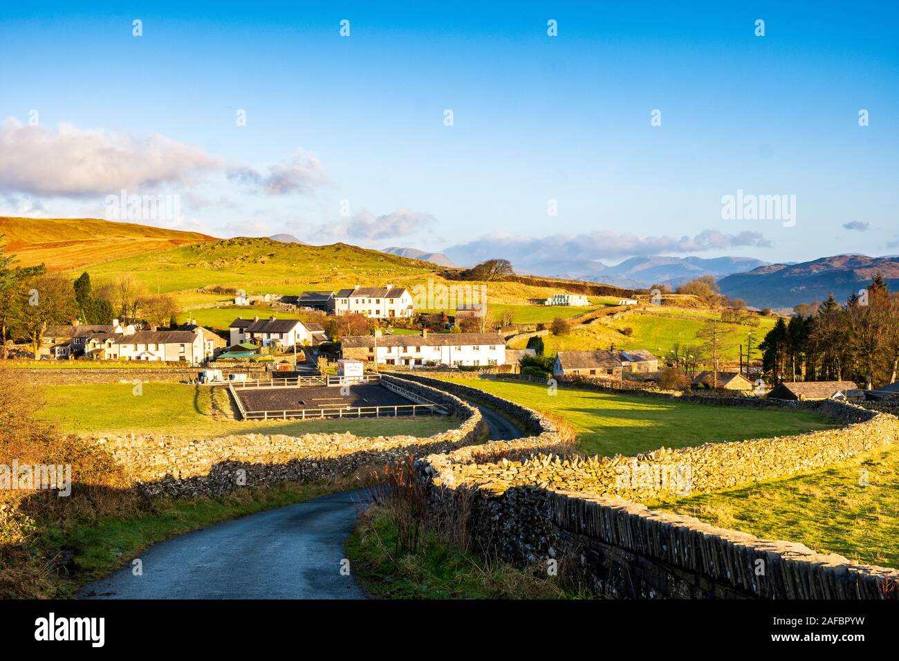 Morgens einen Blick auf Gawthwaite in der Nähe von Ulverston in Cumbria mit der Wicklung Lane nach unten in Richtung der Siedlung führt. Stockfoto