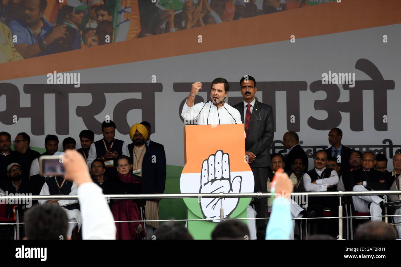 New Delhi, Indien. 14 Dez, 2019. Indiens opposition Congress Party leader Rahul Gandhi Adressen eine Kundgebung in Neu Delhi, Indien, Dez. 14, 2019. Indiens größte Oppositionspartei Congress Party am Samstag organisiert ein mega-Rallye zu markieren, was beschrieben wird Bhartiya Janata Party (BJP) Regierung Ausfälle. Credit: Partha Sarkar/Xinhua/Alamy leben Nachrichten Stockfoto